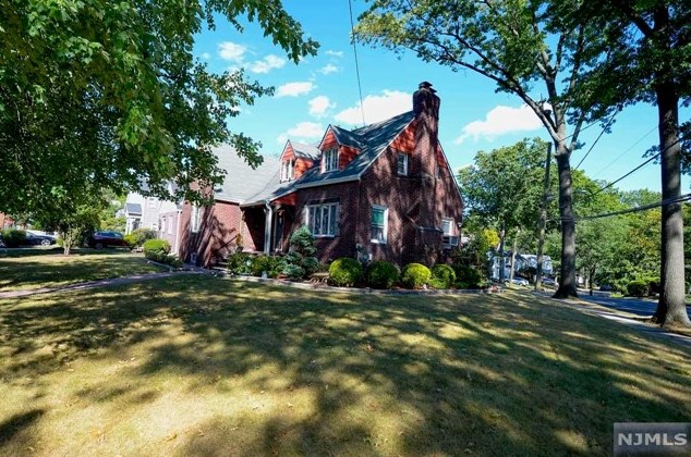 979 Alpine Dr, Teaneck, NJ 07666