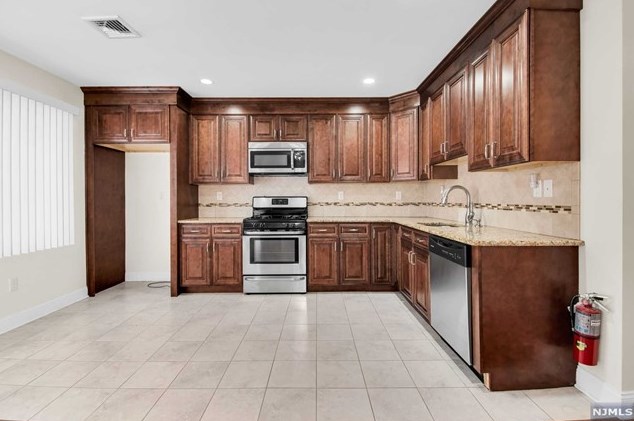 10 Gall Ave #2, Elmwood Park, NJ 07407