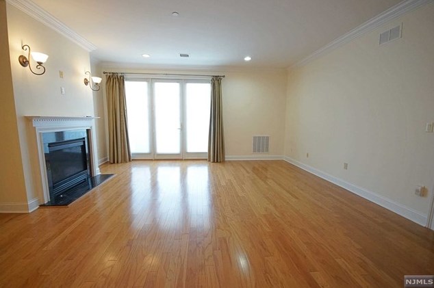 5 Tenakill Park E #112, Cresskill, NJ 07626