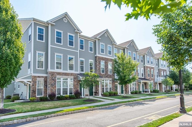 17 Jasmine Ln, Outwater, NJ 07026