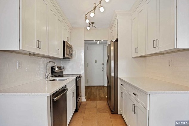 300 Winston Dr #2523, Cliffside Park, NJ 07010