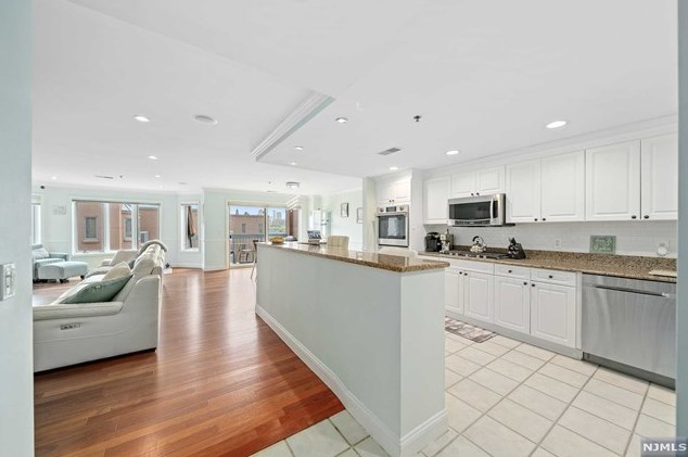 602 Stockton Ct #602, Edgewater, NJ 07020