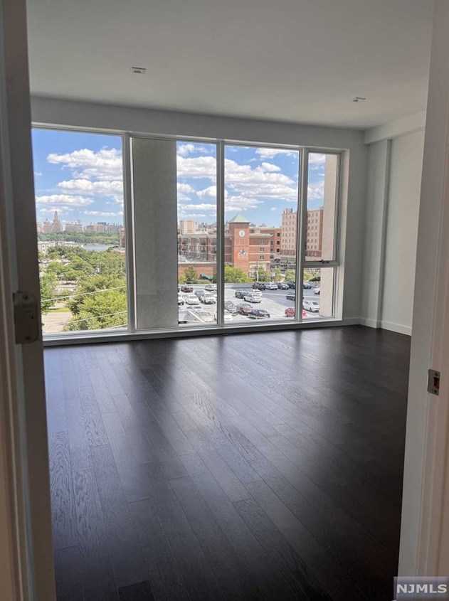 232 Old River Rd #3b, Edgewater, NJ 07020