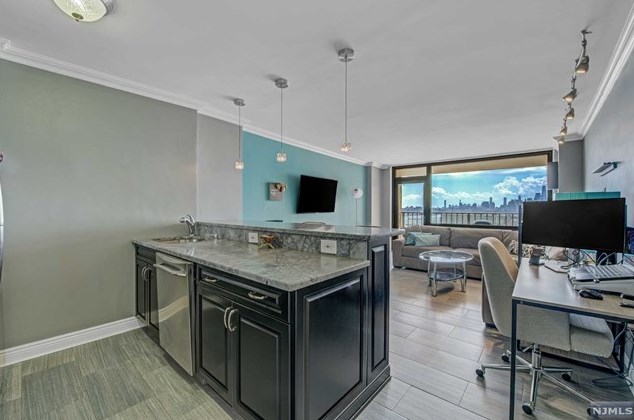 380 Mountain Rd #611, Union City, NJ 07087