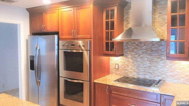 261 Harmon Ave, West Fort Lee NJ  07024-5264 exterior