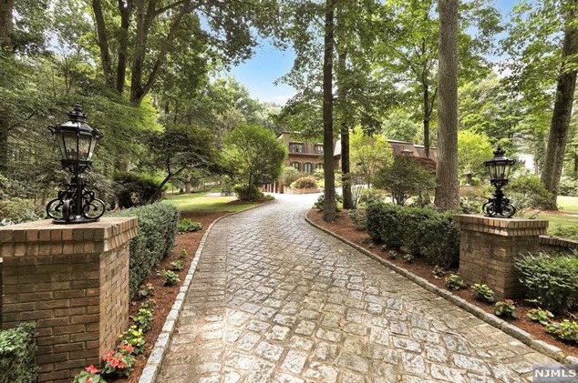 5 Glenwood Dr, Upper Saddle River, NJ 07458