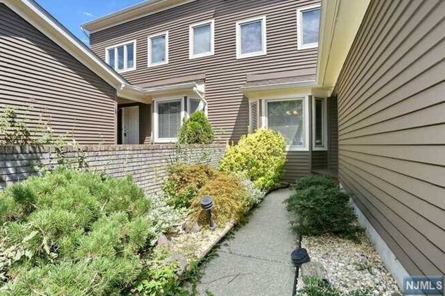 230 Westervelt Ln, Mahwah, NJ 07430