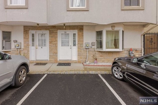 38 Val Sumo Ln, Newark NJ  07105-3547 exterior