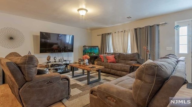 38 Val Sumo Ln, Newark, NJ 07105-3547
