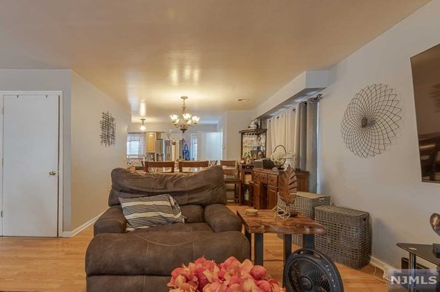 38 Val Sumo Ln, Newark NJ  07105-3547 exterior