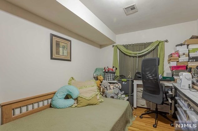 38 Val Sumo Ln, Newark NJ  07105-3547 exterior