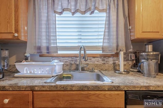 38 Val Sumo Ln, Newark NJ  07105-3547 exterior