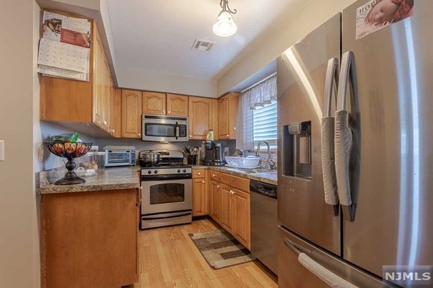 38 Val Sumo Ln, Newark NJ  07105-3547 exterior