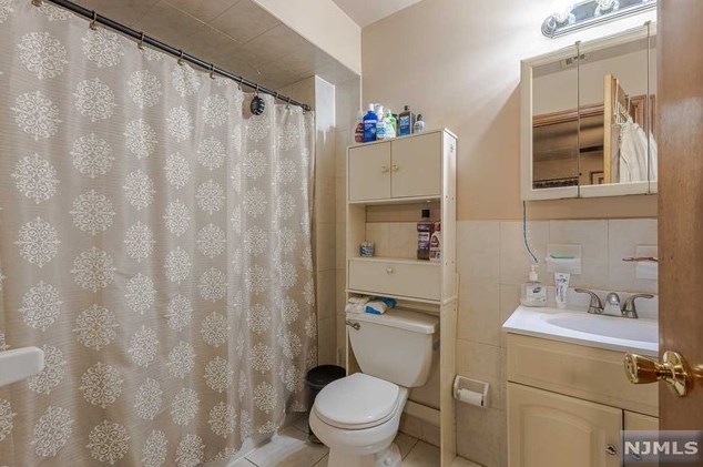 38 Val Sumo Ln, Newark NJ  07105-3547 exterior