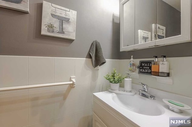 38 Val Sumo Ln, Newark NJ  07105-3547 exterior