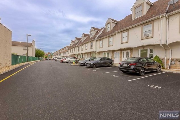 38 Val Sumo Ln, Newark NJ  07105-3547 exterior