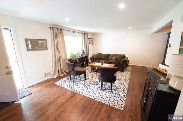 29 Manor Ct, Ridgewood, NJ 07452
