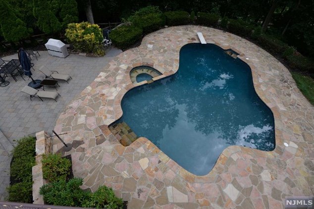 82 Hillcrest Dr, Upper Saddle River, NJ 07458