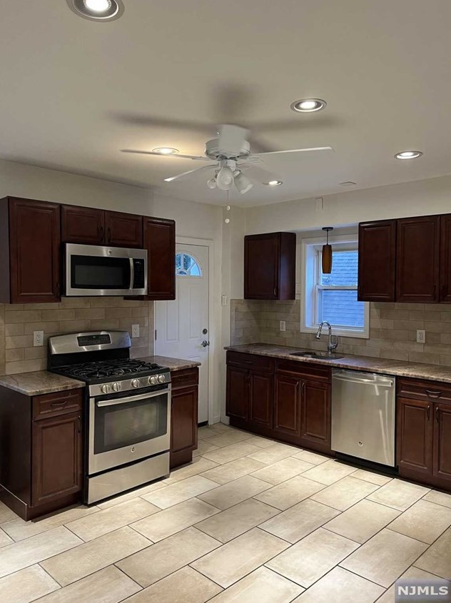 41 Van Dyke St, Wallington, NJ 07057