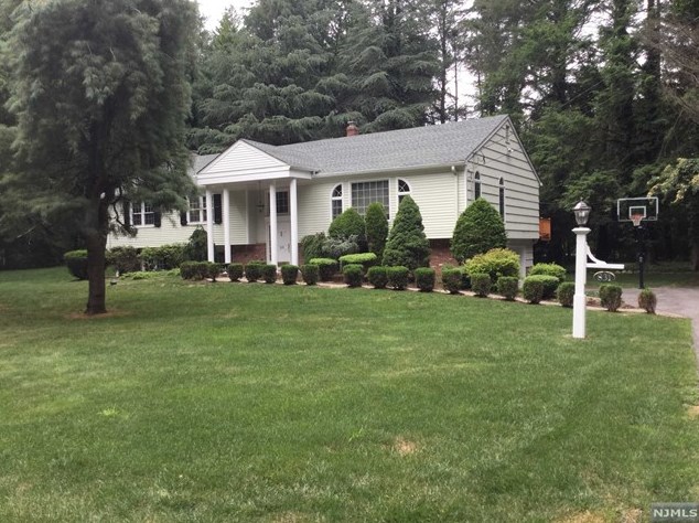 831 Tequesta Dr, Franklin Lakes, NJ 07417