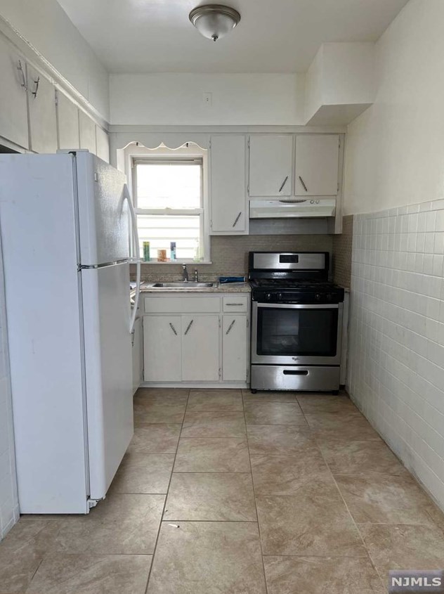 87 Grove St, Lodi, NJ 07644