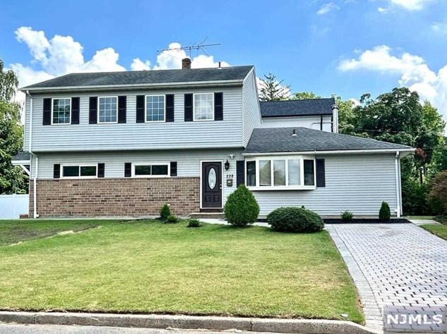 228 Hillcrest Dr, Paramus, NJ 07652
