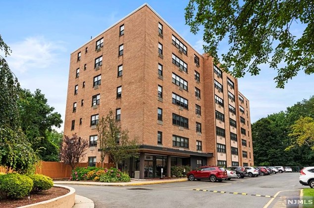 2348 Linwood Ave, West Fort Lee NJ 07024-3869 exterior