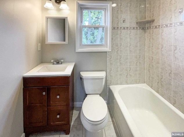 229 Riv Dr, Elmwood Park NJ  07407-1721 exterior