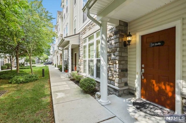 13 Holly Ln, Outwater, NJ 07026
