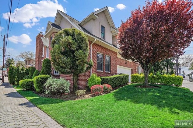 452 Catherine St, West Fort Lee, NJ 07024