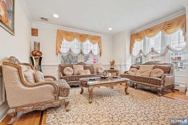 452 Catherine St, West Fort Lee NJ  07024-2639 exterior