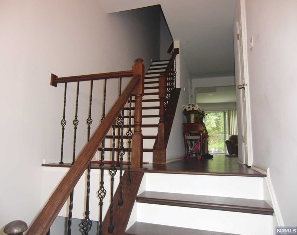 1010 Ash Dr, Mahwah, NJ 07430