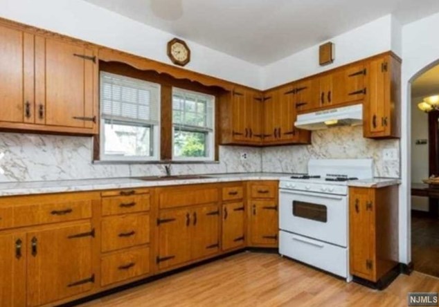 325 1st St, Saddle Brook NJ  07663-6347 exterior