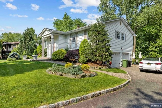 108 Brown Cir, Paramus NJ  07652-5239 exterior