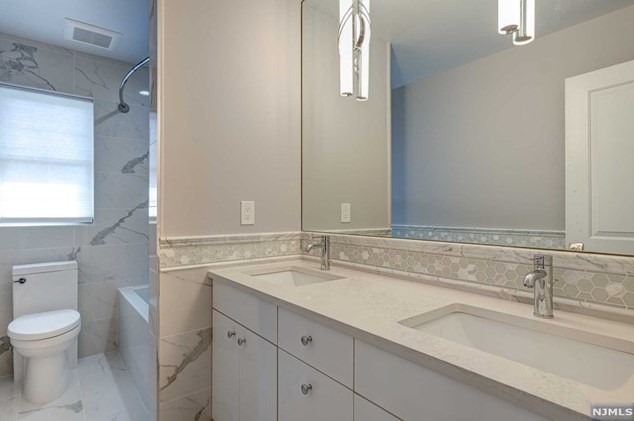 405 Riverdale Blvd, Pompton Falls NJ  07442-2425 exterior