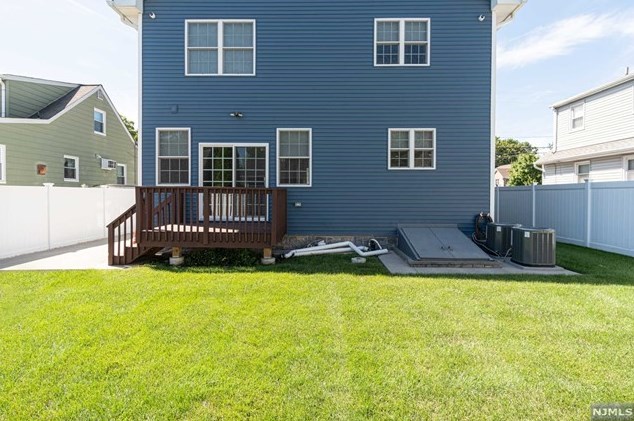 405 Riverdale Blvd, Pompton Falls NJ  07442-2425 exterior