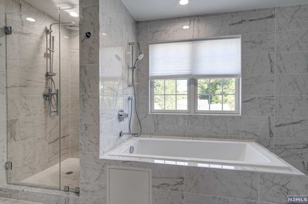 405 Riverdale Blvd, Pompton Falls NJ  07442-2425 exterior