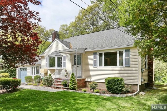 521 Lafayette Ave, Wyckoff, NJ 07481