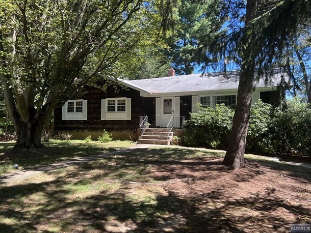 6 Garden Ln, Montvale, NJ 07645