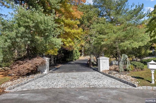 14 E Hill Ct, Cresskill, NJ 07626