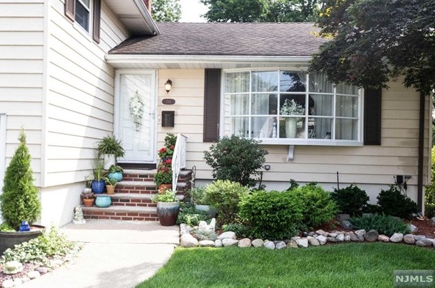 294 Webster Dr, N Milford, NJ 07646