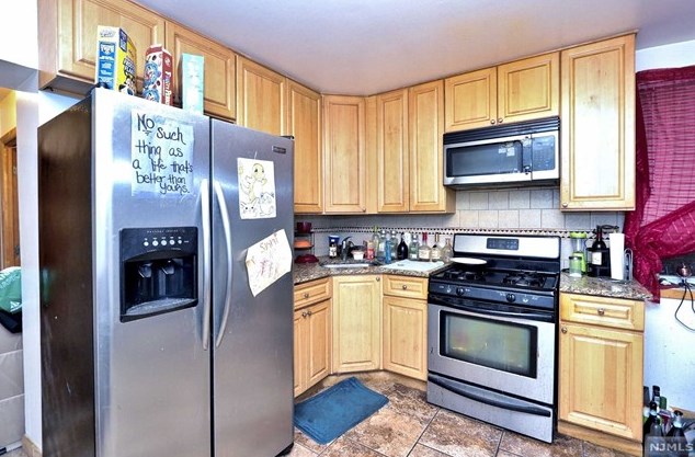 602 6th St, Newark, NJ 07107-2541