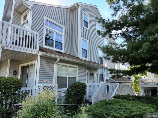 10 Fox Run Dr, Englewood, NJ 07631