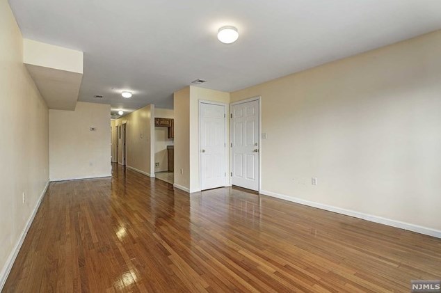 652 4th St #2, Newark, NJ 07107