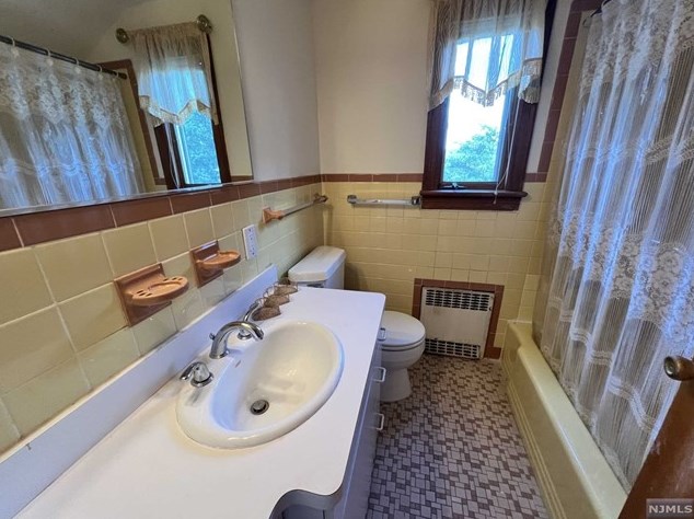 215 Mccloud Dr, West Fort Lee NJ  07024-5303 exterior