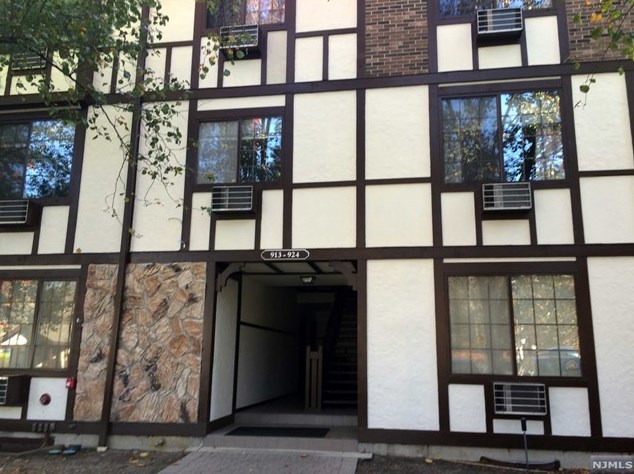 917 Thoreau Ct, Mahwah, NJ 07430