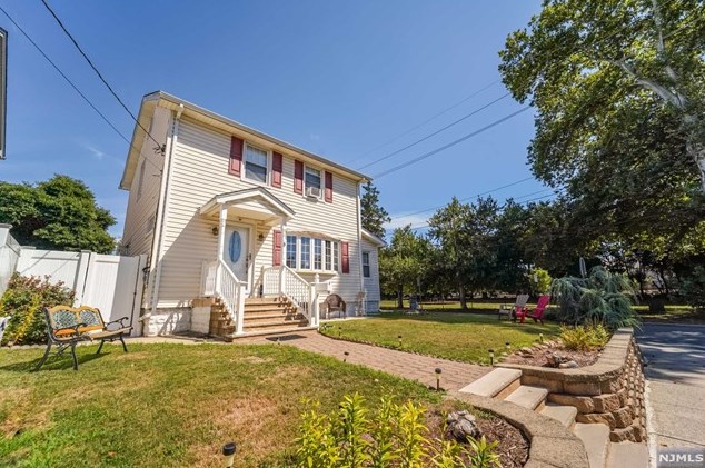 3 Blauvelt Ave, Bergenfield, NJ 07621-1205