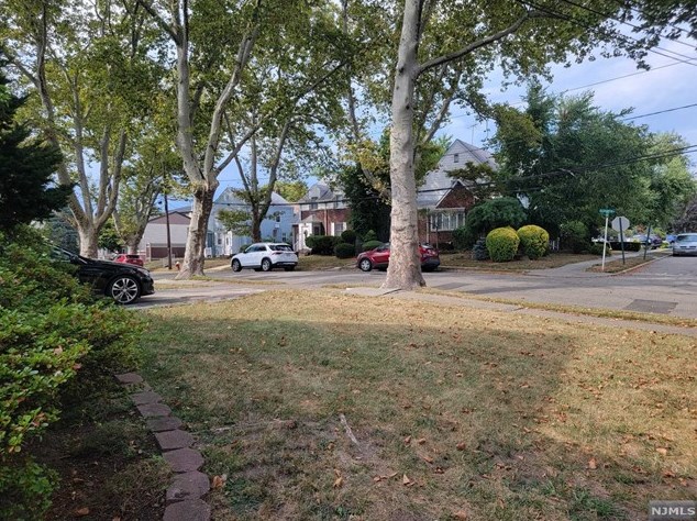 818 Elizabeth St, Ridgefield NJ  07657-2512 exterior