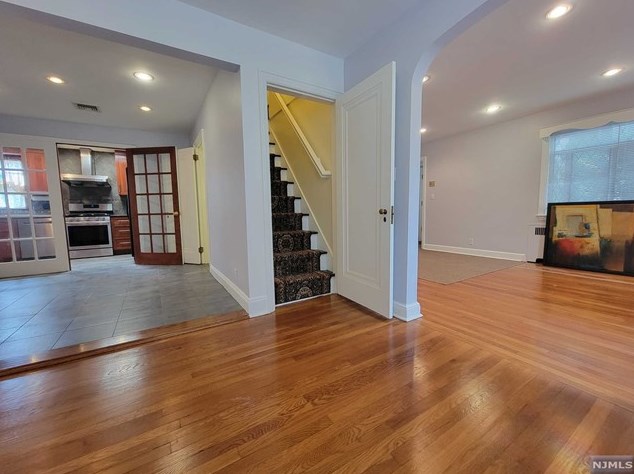 818 Elizabeth St, Ridgefield NJ  07657-2512 exterior