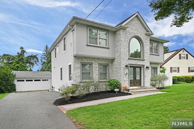 166 Garden Ave, Paramus, NJ 07652-1937